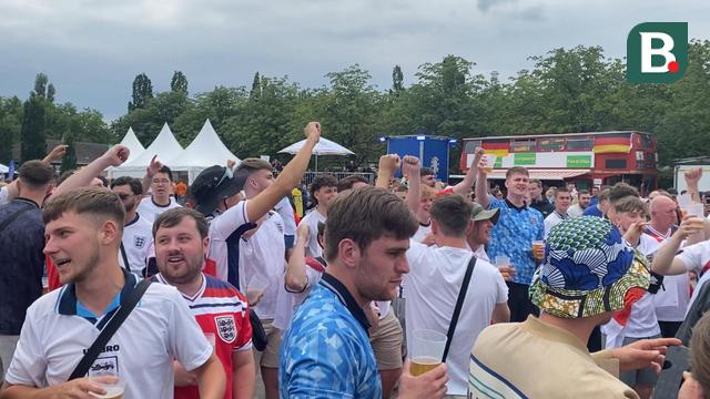 Suporter Inggris di Fan Zone Nordsternpark, Gelsenkirchen