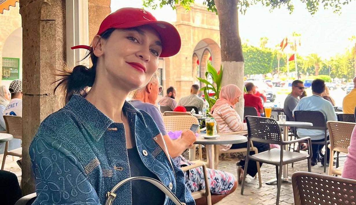 Dalam momen ulang tahunnya tersebut, Luna Maya saat ini tengah menikmati momen liburan ke Maroko. Dalam media sosial Instagramnya, Luna banyak abadikan momen seru saat jalan-jalan di Kota Cassablanca. Salah satunya ialah nongkrong di sebuah restoran yang terlihat nyaman. (Liputan6.com/IG/@lunamaya)