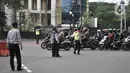 Petugas gabungan mengatur lalu lintas saat penindakan Pembatasan Sosial Berskala Besar (PSBB) di kawasan Menteng, Jakarta, Senin (13/4/2020).  (merdeka.com/Iqbal S. Nugroho)