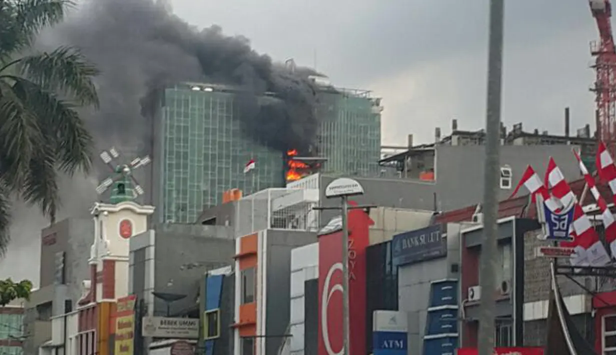 Tampak kepulan asap dari sebuah gedung yang terbakar di daerah Kelapa Gading, Jakarta Utara, Minggu (7/8/2016).Gedung tersebut merupakan Swiss-Belhotel. (Istimewa)