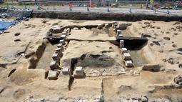 Kuburan berisi tulang manusia terlihat di situs penggalian yang disebut 'Makam Umeda ", di lokasi konstruksi untuk stasiun kereta, di Osaka, Jepang barat dalam foto selebaran yang tidak bertanggal yang dirilis pada 26 Agustus 2020. (Osaka City Cultural Properties Association via AP)