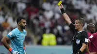 Wasit Daniele Orsato mengganjar kartu kuning kiper Timnas Qatar, Saad Al Sheeb usai menjatuhkan pemain Timnas Ekuador, Enner Valencia di dalam kotak penalti dalam laga matchday pertama Grup A Piala Dunia 2022 di Al-Bayt Stadium, Qatar, Minggu (20/11/2022) malam WIB. (AP/Manu Fernandez)