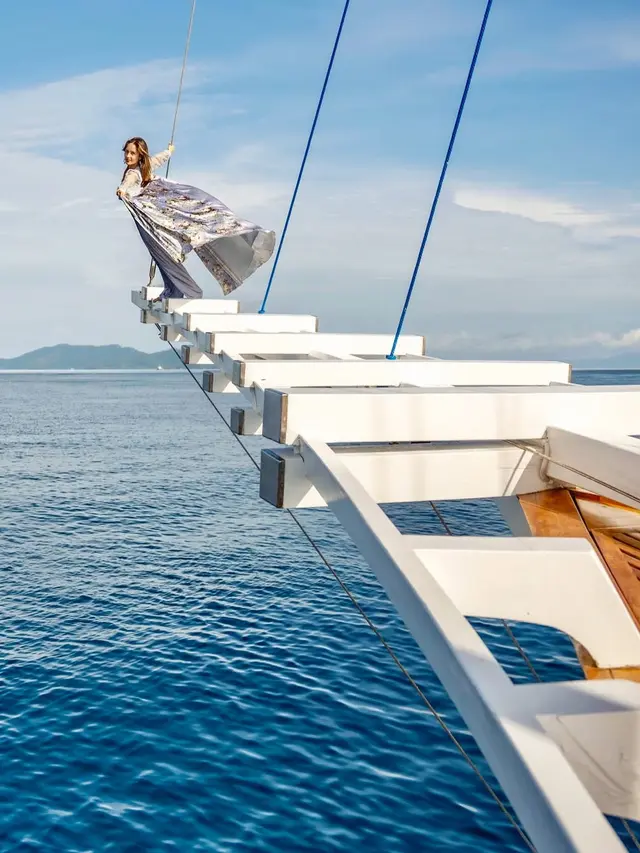 Anggun di Tengah Laut, Momen Lebaran Cinta Laura Bareng Luna Maya-Maxime Bouttier dalam Balutan Mukena dan Gamis Brokat