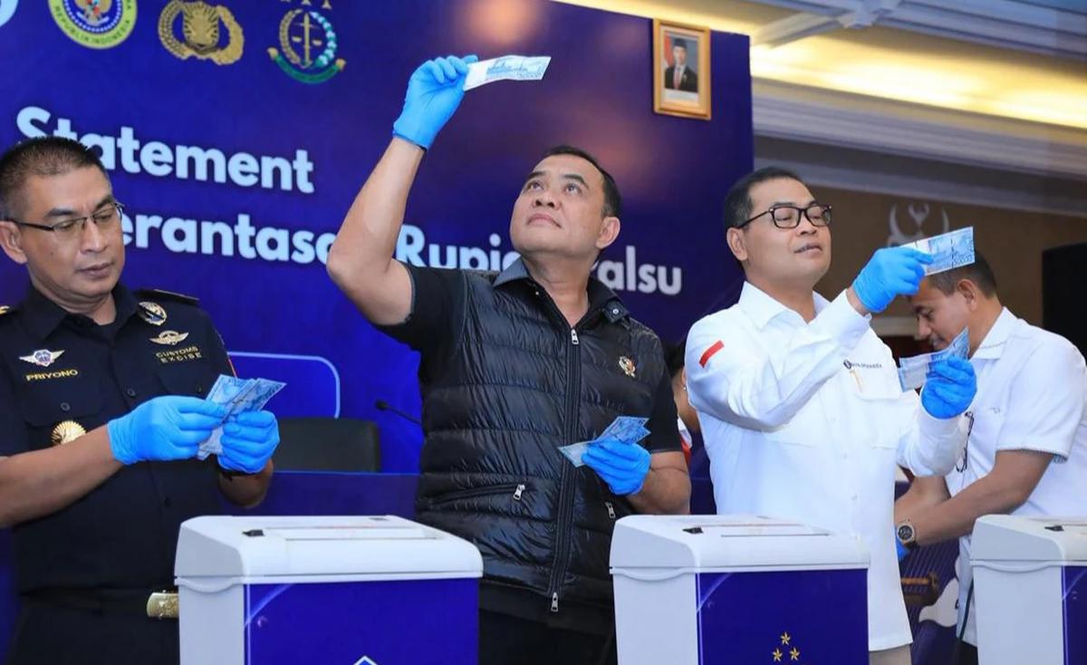 FOTO: Bareskrim dan Bank Indonesia Musnahkan Ratusan Ribu Lembar Uang Palsu