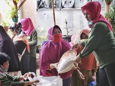 Warga menerima sambako Bantuan Pangan Non Tunai (BPNT) di RW 01 Kelurahan Gaga,Larangan, Kota Tangerang, Banten, Rabu (24/2/2021). Bantuan tersebut senilai Rp 200.000 yang dibelanjakan 12 kg beras, 1 kg telur, tempe, sayuran dan buah. (Liputan6.com/Angga Yuniar)