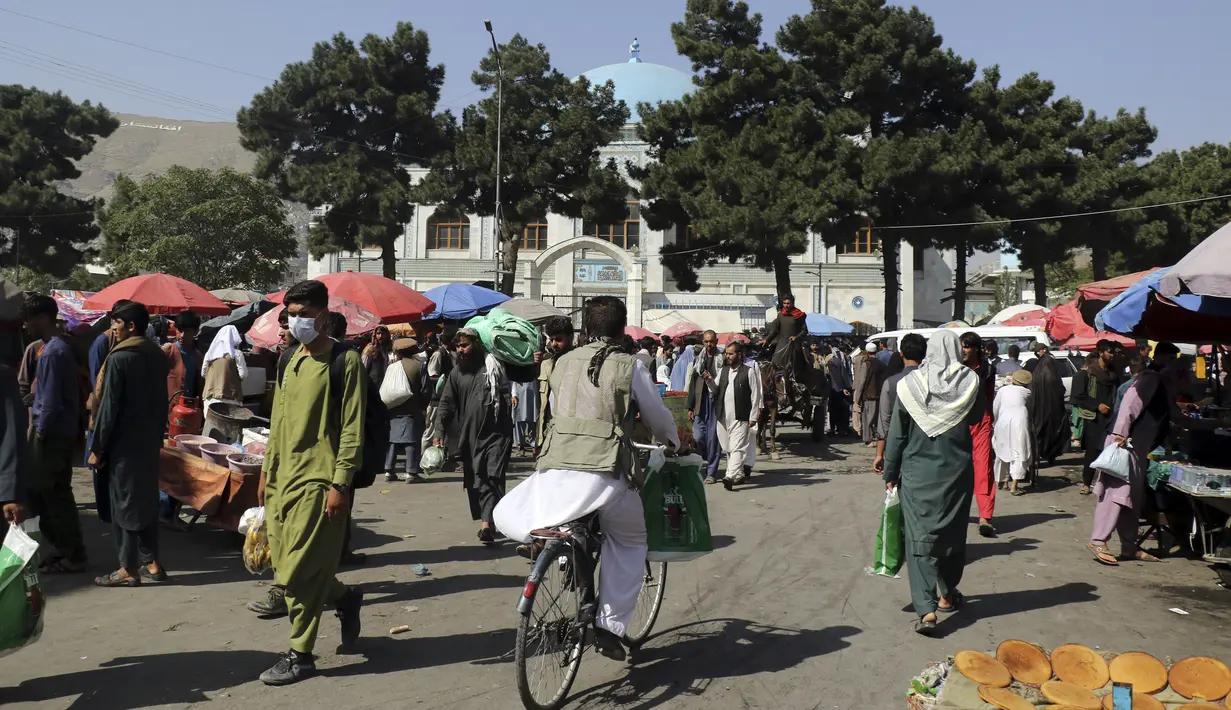 Orang-orang berlalu-lalang di jalanan menyusul pembukaan kembali bank dan pasar setelah Taliban mengambil alih kekuasaan di Kabul, Afghanistan, pada Sabtu (4/9/2021). Setelah 20 tahun digulingkan, kelompok Taliban kembali menguasai Afghanistan. (AP Photo/Wali Sabawoon)