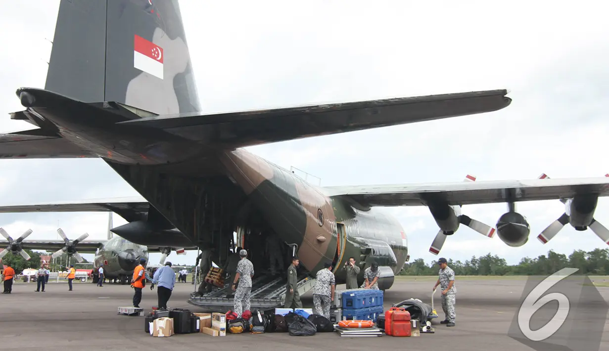 Sejumlah barang batuan telah berhasil dikeluarkan dari dalam pesawat, Pangkalan Bun, Kalteng, Kamis (1/1/2015). (Liputan6.com/Herman Zakharia)