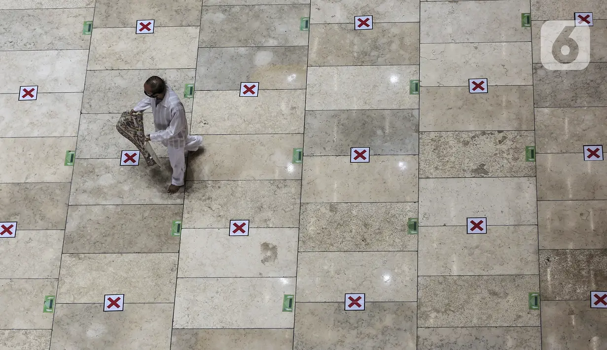 Seorang umat muslim saat pelaksanaan salat Jumat di Masjid Istiqlal, Jakarta, Jumat (20/8/2021). Masjid Istiqlal Jakarta kembali dibuka untuk kegiatan ibadah salat Jumat mulai hari ini. (Liputan6.com/Johan Tallo)