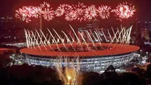 Suasana pesta kembang api saat pembukaan Asian Games di SUGBK, Jakarta, Sabtu, (18/8/2018). Pesta kembang api membuat langit Jakarta semakin gemerlap. (Bola.com/Peksi Cahyo)