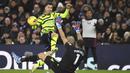 Gelandang Arsenal, Gabriel Martinelli berusaha mencetak gol ke gawang Arsenal yang dikawal Emiliano Martinez pada laga pekan ke-16 Liga Inggris 2023/2024 di Villa Park, Birmingham, Minggu (10/12/2023) dini hari WIB. (AP Photo/Rui Vieira)