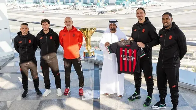 Foto: AC Milan dan Perwakilan Maskapai Fly Emirates