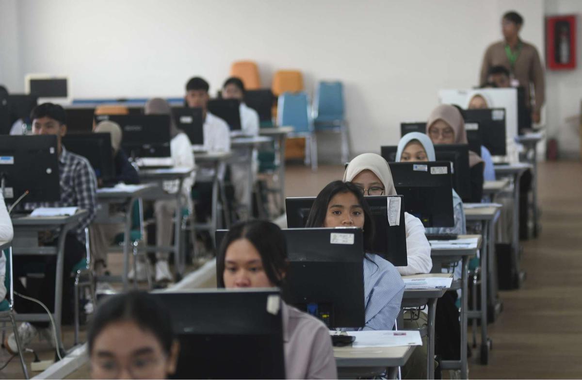 Peserta mengikuti UTBK-SNBT di Kampus UPN Veteran