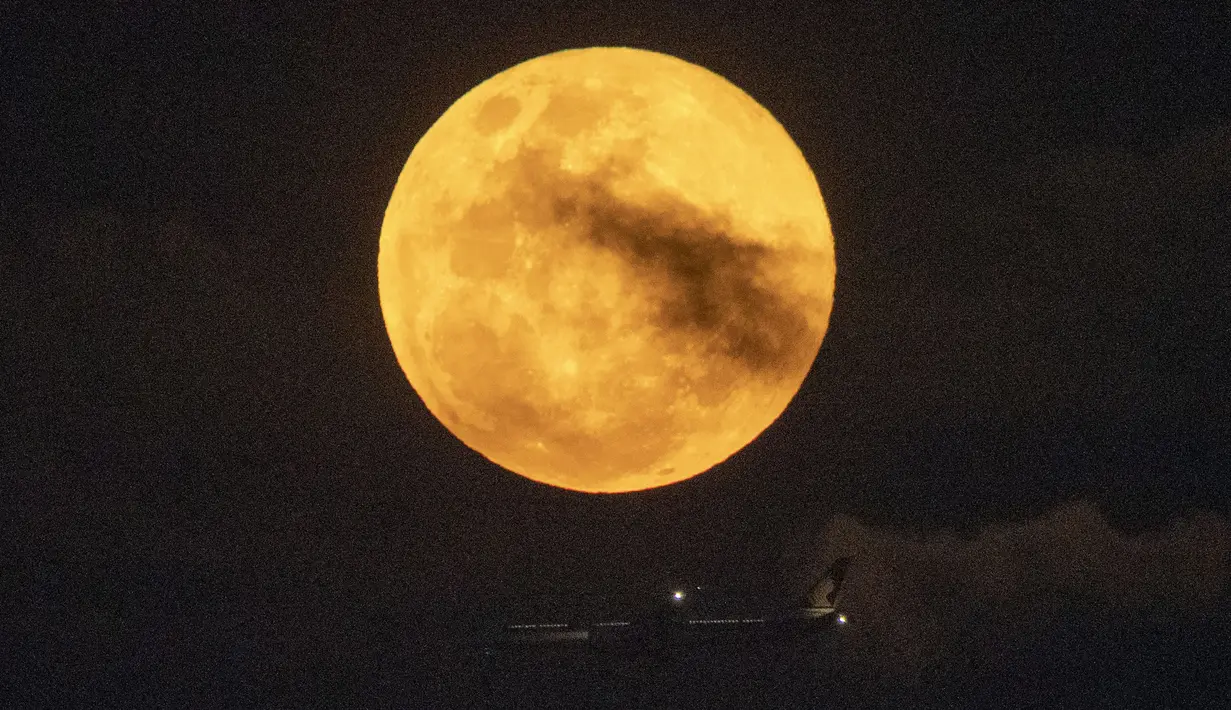 Bulan purnama terlihat di atas langit Singapura, Kamis (7/5/2020). Fenomena supermoon atau di belahan Bumi lain disebut flower moon ini merupakan yang terakhir di tahun 2020. (Xinhua/Then Chih Wey)