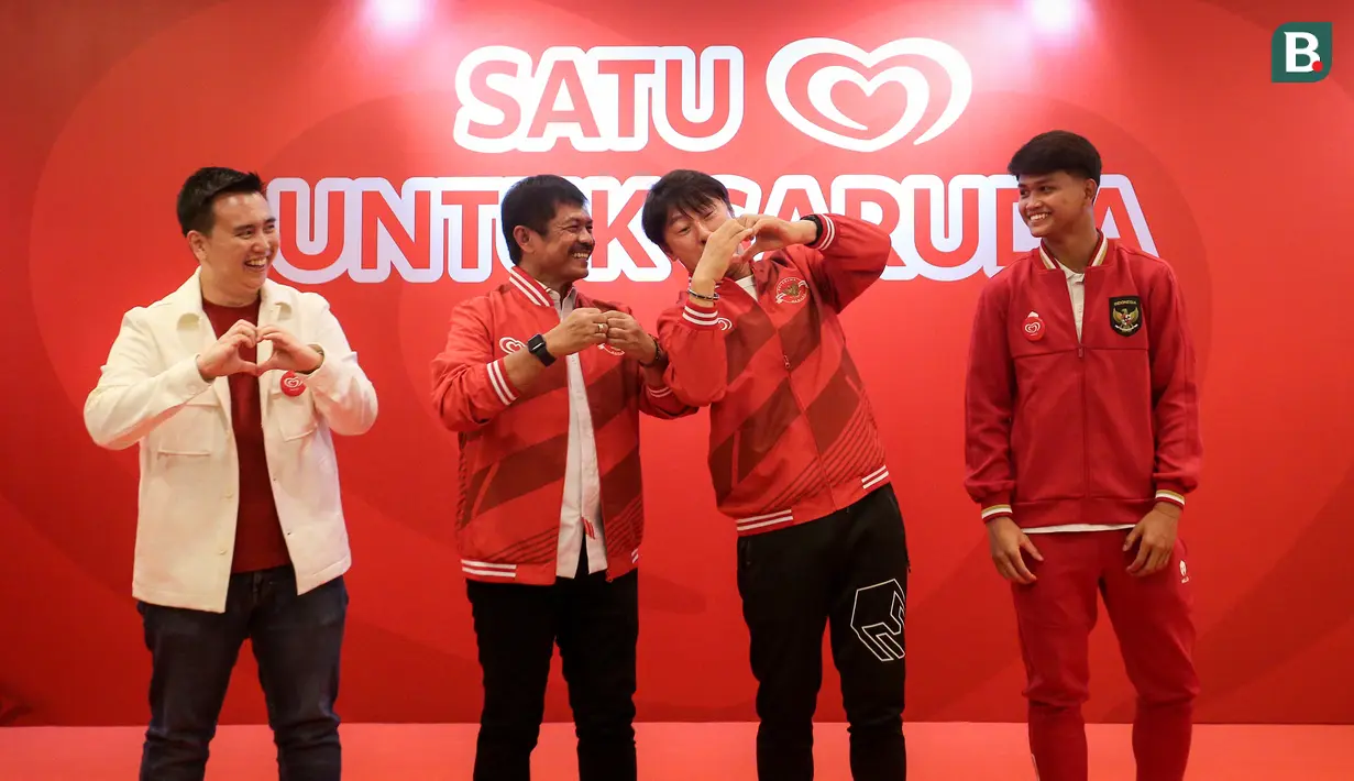 <p>Pelatih Kepala Timnas Indonesia U-20, Shin Tae-yong (tengah kanan) mengajari Direktur Teknik PSSI, Indra Sjafri (tengah kiri) melakukan pose hati&nbsp;untuk foto bersama pada konferensi pers Satu Hati untuk Garuda yang berlangsung di Ruang Semeru, Hotel Sultan, Senin (20/03/2023). (Bola.com/Bagaskara Lazuardi)</p>