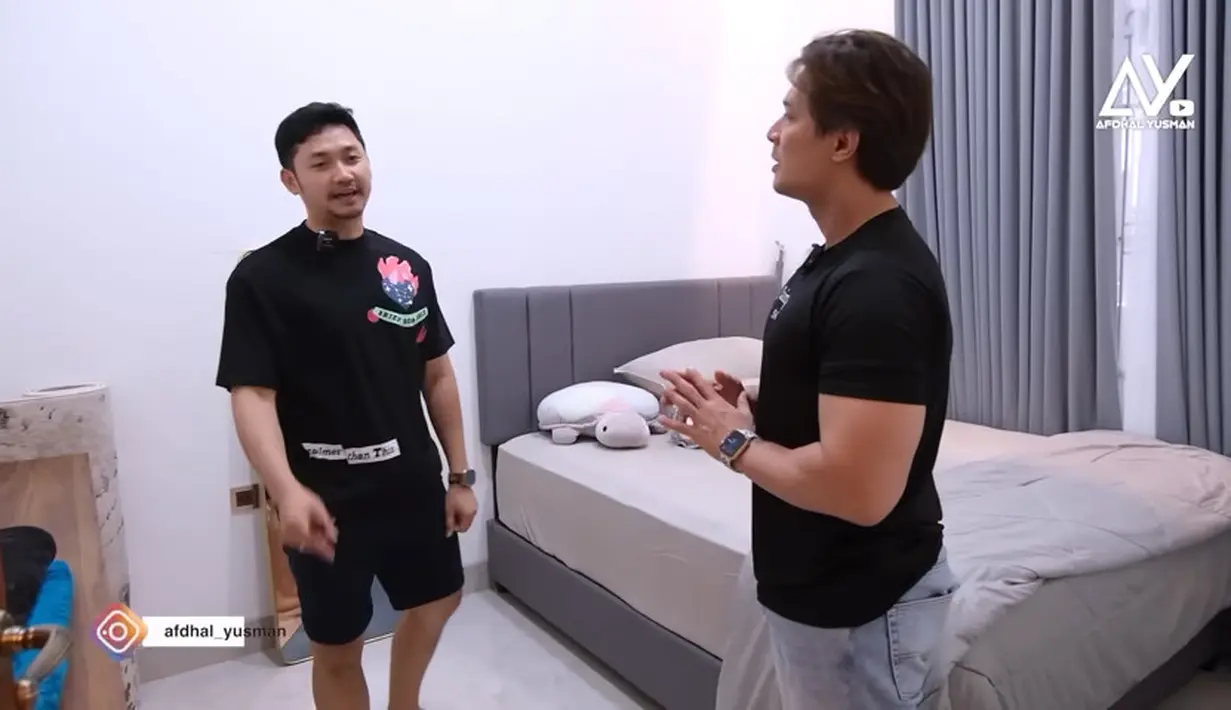 Disamping ruang tamu terdapat pintu yang merupakan kamar tamu. Kamar tampak mewah yang biasa digunakan untuk keluarga saat bertandang ke rumahnya. [Youtube/Afdhal Yusman]