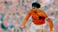 Legenda sepak bola Belanda meninggal di usia 69 tahun. Selain itu, aneka kreasi Wayang Suket.