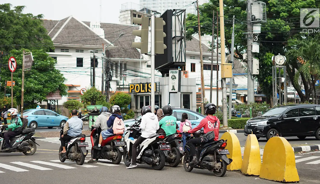 Pengendara sepeda motor melawan arus lalu lintas di perempatan lampu merah kawasan Gondangdia, Jakarta, Senin (29/4/2019). Para pengendara nekat melawan arus meski berpotensi menyebabkan kescelakaan. (Liputan6.com/Immanuel Antonius)