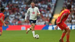 Jack Grealish menggunakan gaya berkaus kaki pendek sejak berseragam Aston Villa. Gelandang yang berstatus sebagai pemain termahal Manchester City tersebut mengungkapkan bahwa alasannya menggunakan gaya tersebut adalah sebagai keberuntungan. (AFP/Justin Tallis)