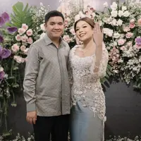 Komika Oza Rangkuti baru saja melamar kekasihnya, Aisha L Rachmansyah. [Foto: Instagram/ Oza Rangkuti]