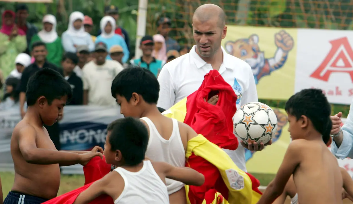  Zinedine Zidane, saat memberikan pelatihan sepak bola untuk anak-anak Indonesia di Desa Cisaat, Ciater, Jawa Barat, (07/08/2007).  Zidane, menjadi duta sepak bola selama tiga hari di Indonesia. (EPA/Mast Irham)