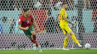 Bek Maroko Achraf Hakimi berselebrasi setelah mencetak gol penalti kemenangan ke gawang Spanyol pada babak 16 besar Piala Dunia 2022 di Education City Stadium, Al Rayyan, Rabu (6/12/2022) dini hari WIB. Tak ada gol yang tercipta selama 90 menit hingga laga berlanjut ke perpanjangan waktu. (AP Photo/Ebrahim Noroozi)