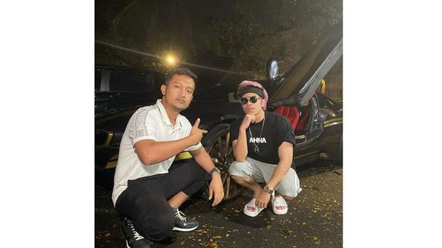 6 Potret Tom Liwafa Crazy Rich Surabaya Yang Beli Mobil