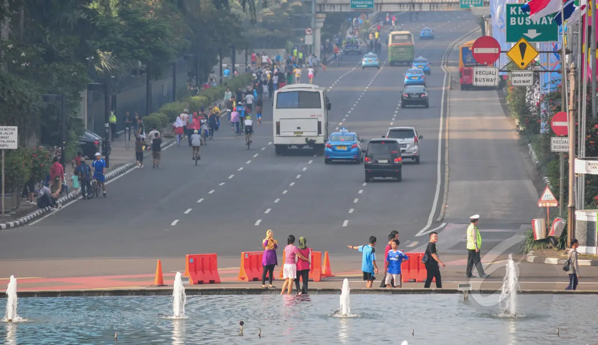 Sejumlah warga memenuhi kawasan Bundaran HI, Jakarta, Minggu (19/4/2015). Beberapa warga mengaku tidak tahu jika car free day ditiadakan selama pelaksanaan Konferensi Asia Afrika (KAA). (Liputan6.com/Faizal Fanani)