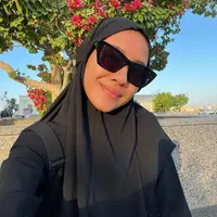 Shenina menunjukan penampilan beda, di mana ia terlihat mengenakan hijab. [Foto: Instagram/sheninacinnamon]