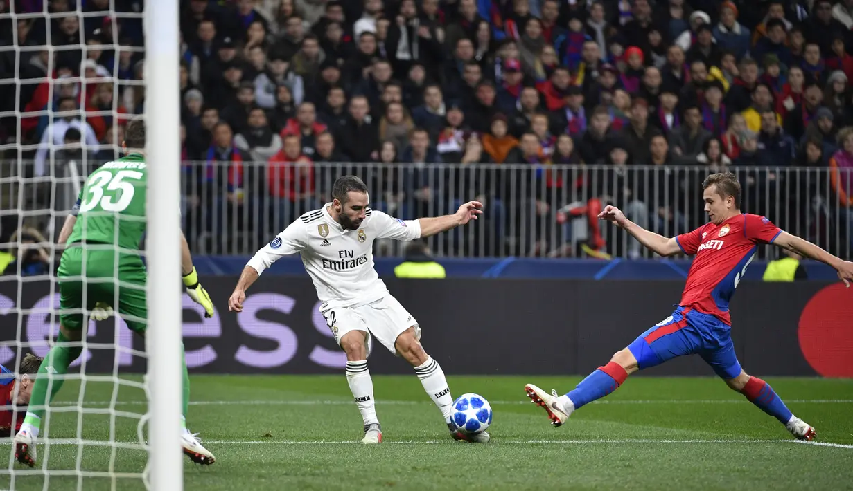 Bek Real Madrid, Dani Carvajal, berusaha membobol gawang CSKA Moskow pada laga Liga Champions di Stadion Luzhniki, Moskow, Selasa (2/10/2018). CSKA menang 1-0 atas Madrid. (AFP/Alexander Nemenov)