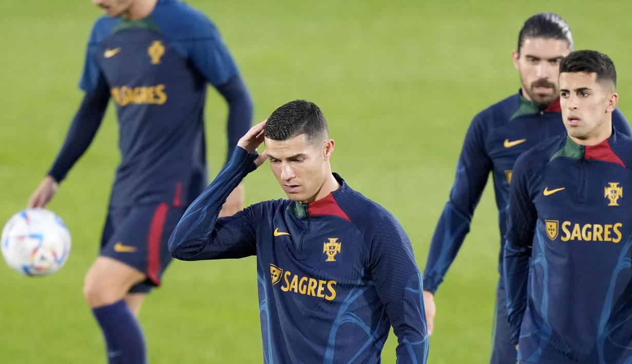 Cristiano Ronaldo baru saja membuat kisruh di Manchester United menyusul wawancara kontroversialnya. (AP/Armando Franca)