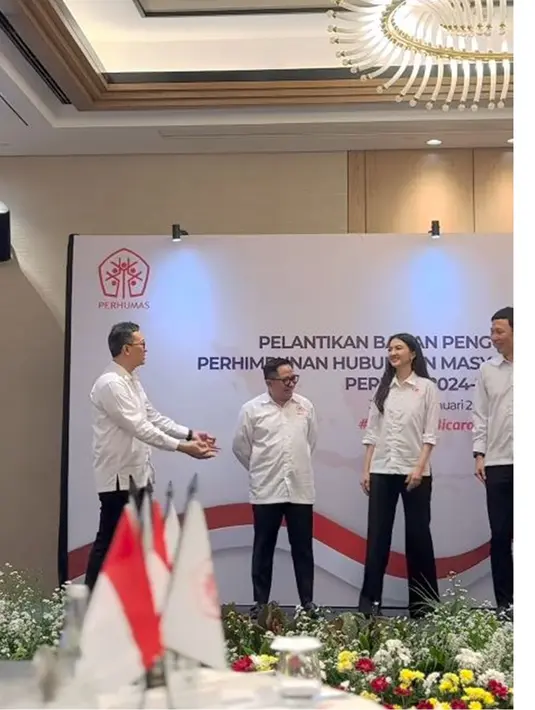 Raline Shah mewakili Kemkomdigi memberi sambutan untuk Pelantikan Badan Pengurus Pusat Perhumas periode 2024-2027. (sumber: Instagram/ralineshah)