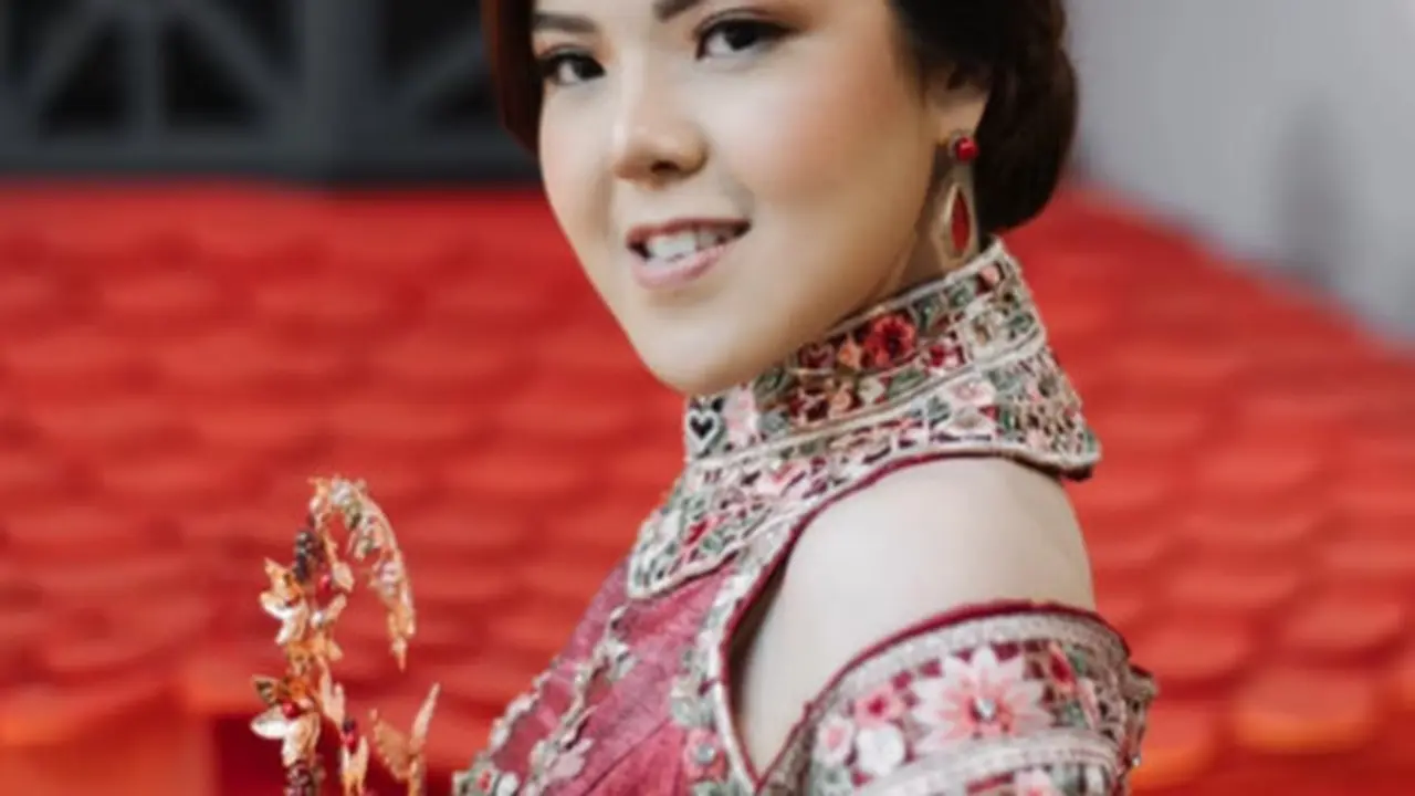 Detail Makeup Tina Toon Saat Sangjit, Banyak Dipuji Flawless dan Natural