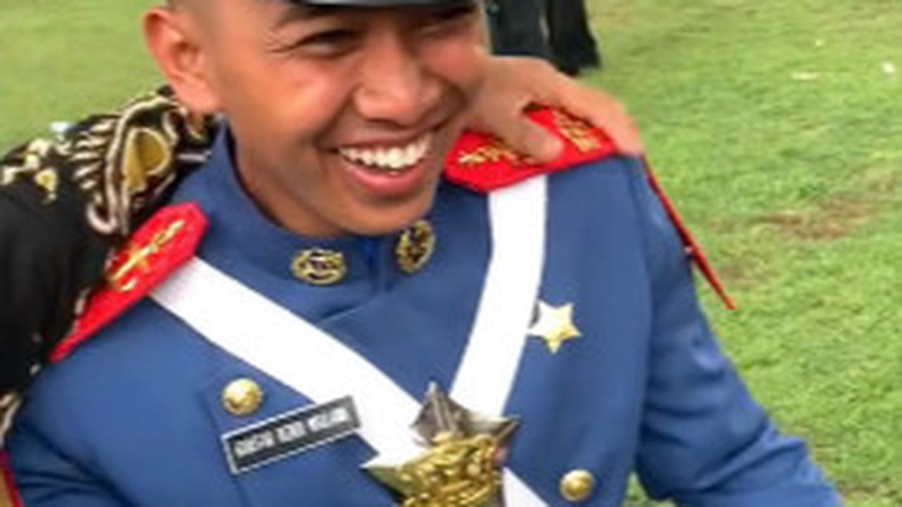 Tampak perwira muda ini begitu terkejut dengan kedatangan teman-teman tongkrongannya. <br>