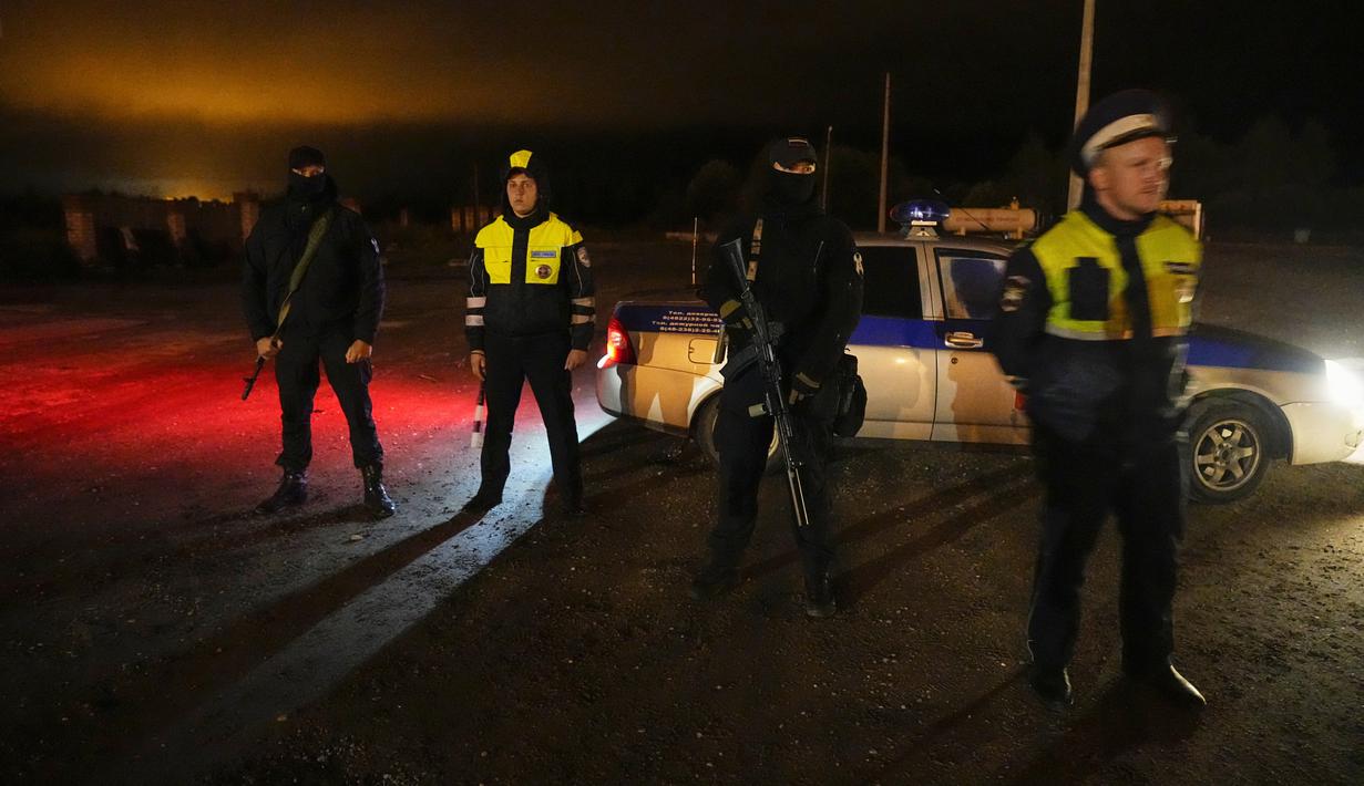 Para pejabat mengatakan sebuah jet pribadi jatuh di Rusia, menewaskan 10 orang di dalamnya. (AP Photo/Alexander Zemlianichenko)