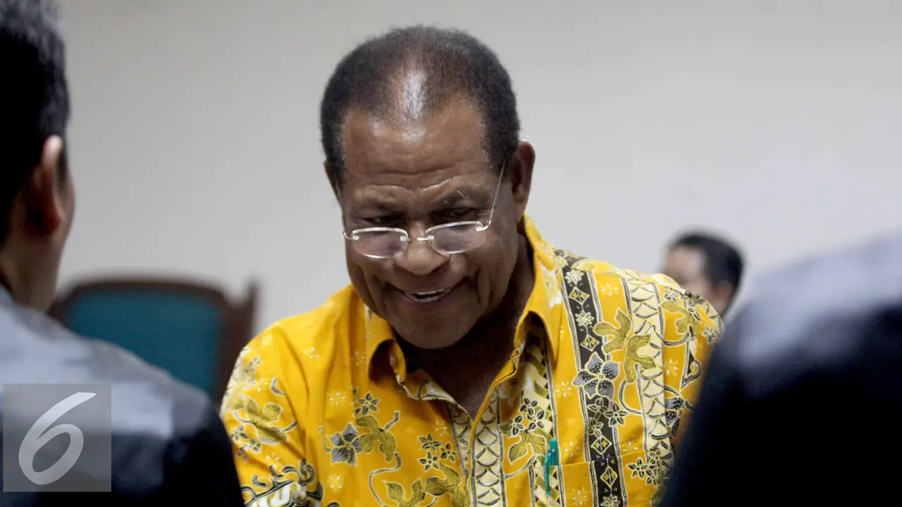 20150706-Sidang Dakwaan Mantan Gubernur Papua-Jakarta-Barnabas Suebu