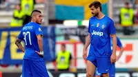 Raut kekecewaan Roberto Pereyra dan Fernando Llorente setelah Juventus kebobolan di menit ke-60. Meski beberapa kali memperoleh peluang mencetak gol, namun keduanya gagal membawa Juve mencuri poin penuh di kandang Parma (AP Photo/Marco Vasini)