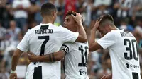 Cristiano Ronaldo berselebrasi bersama rekannya Paulo Dybala usai mencetak gol pada pertandingan persahabatan antara Juventus A dan tim B di Villar Perosa, Italia utara, (12/8). (AFP Photo/Isabella Bonotto)