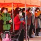 Para orangtua berdoa selama kebaktian khusus untuk mendoakan keberhasilan anak-anak mereka dalam ujian masuk perguruan tinggi di Kuil Buddha Jogyesa, Seoul, Korea Selatan, Kamis (3/12/2020). Ujian diikuti ratusan ribu siswa, termasuk puluhan siswa pasien COVID-19. (AP Photo/Ahn Young-joon)