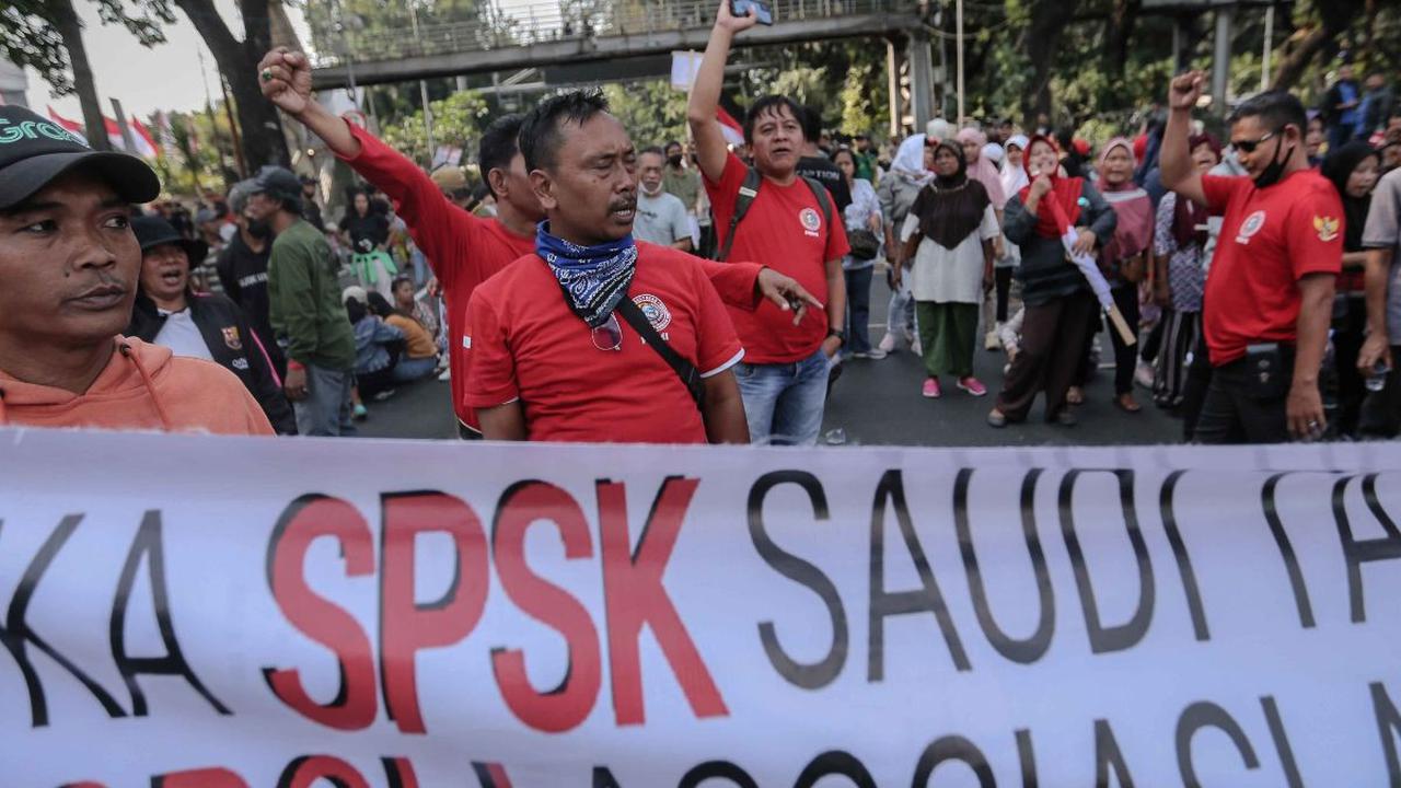Puluhan demonstran yang tergabung dari Masyarakat Pencari Kerja menggelar aksi solidaritas Pekerja Migran Indonesia (PMI) di kawasan Patung Kuda, Jakarta, Senin (31/7/2023).