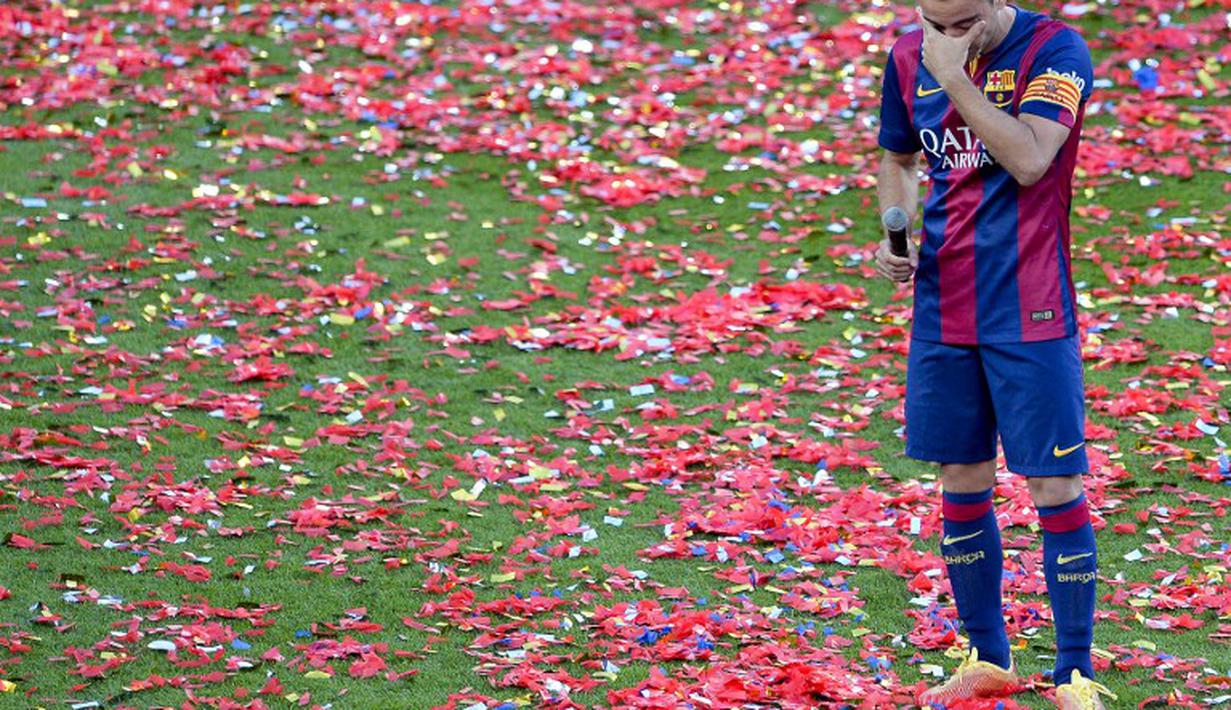 Di laga terakhirnya, Xavi terlihat meneteskan air mata usai melakukan pidato di hadapan pendukung Barcelona (AFP PHOTO / JOSEP LAGO)