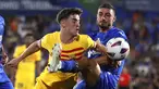 Gelandang Barcelona Gavi dan bek  Getafe, Juan Iglesias berebut bola pada pekan perdana La Liga 2023/2024 di Coliseum Alfonso Perez, Senin (14/08/2023) dini hari WIB. (AP Photo/Alvaro Medranda)