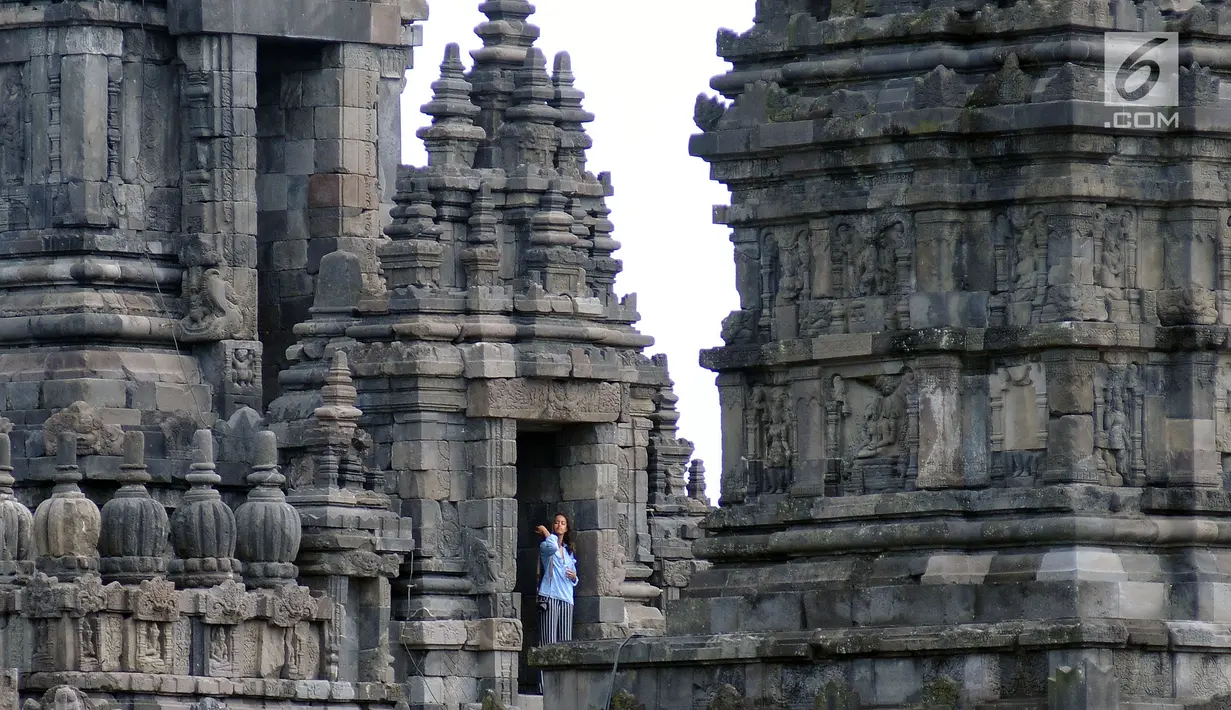 Putri mantan Presiden Amerika Serikat, Barack Obama keluar dari salah satu bangunan Candi Prambanan, Yogyakarta, Kamis (29/6). Barack Obama beserta keluarga berlibur dan mengunjungi sejumlah tempat di Yogyakarta. (Liputan6.com/Helmi Fithriansyah)
