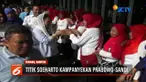 Kunjungan Titiek mendapat sambutan hangat dari para emak-emak yang tengah berkunjung ke mall.