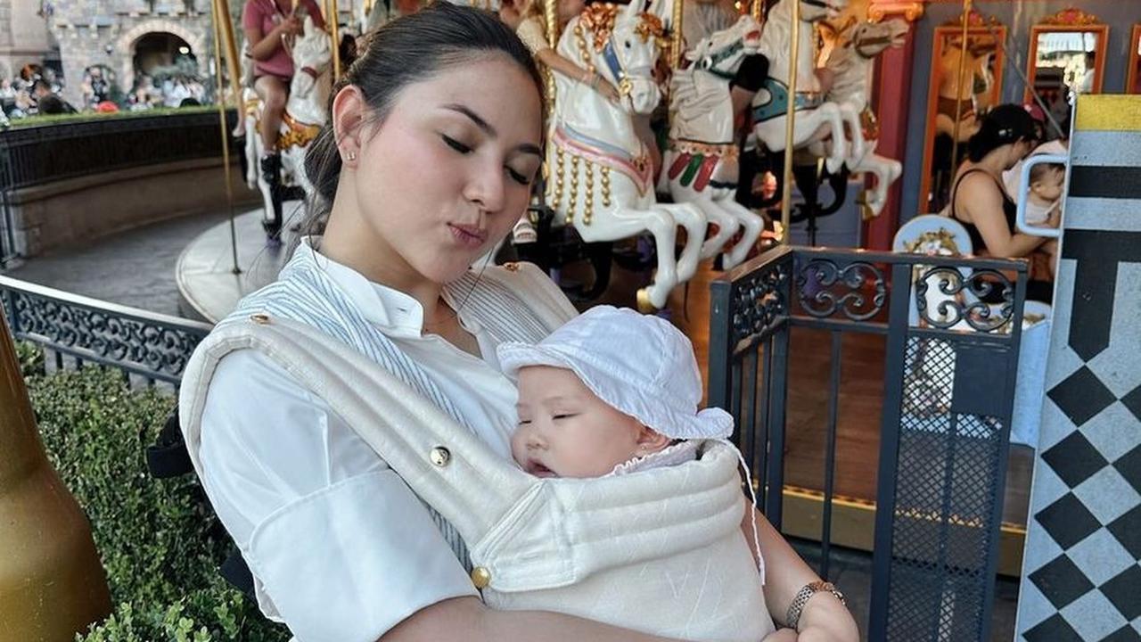 8 Potret Jessica Mila Ajak Putri Semata Wayangnya ke Disneyland, Tampil Cantik Menggemaskan Kenakan Topi - Komentar Enzy Storia Jadi Sorotan