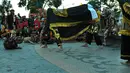 Biasanya, lelaki bagian depan yang memegang kepala banteng akan kesurupan, dan orang yang di belakangnya akan mengikuti setiap gerakannya. (Liputan6.com/wwn)