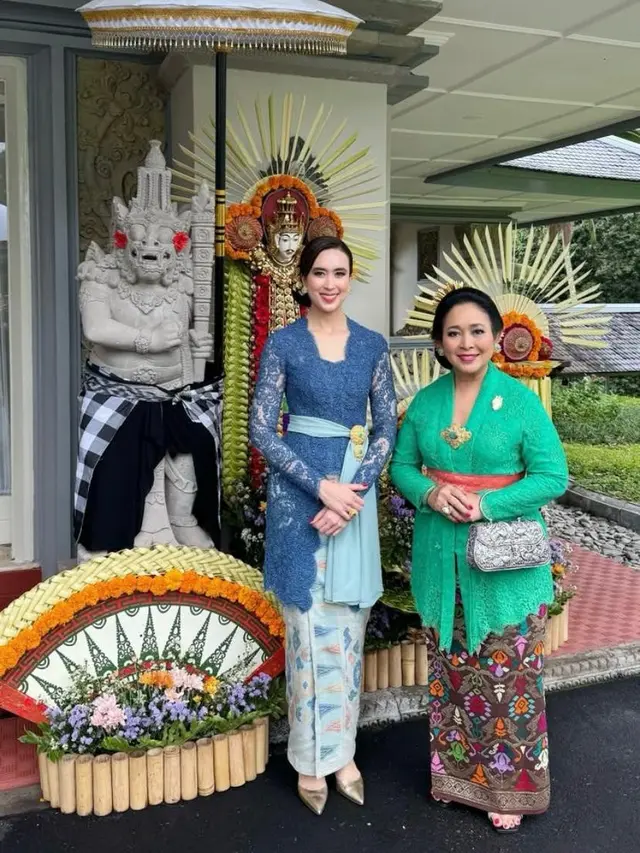 6 Pesona Anggun Menpar Widi Wardhana Dibalut 2 Kebaya Bali saat Hadiri HUT ke-52 Himpunan Ratna Busana Bersama Titiek Soeharto