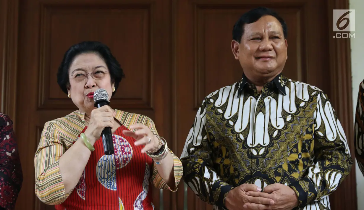 Ketua Umum PDIP, Megawati Soekarnoputri (kiri) bersama Ketua Umum Partai Gerindra, Prabowo Subianto (kanan) memberi keterangan terkait pertemuan dan makan siang bersama di kediaman Megawati di Jalan Teuku Umar, Jakarta, Rabu (24/7/2019). (Liputan6.com/Helmi Fithriansyah)