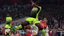Pemain Arsenal,  Gabriel Paulista, berebut bola dengan pemain Reading, Danzell Gravenberch, dalam laga 16 besar Piala Liga Inggris di Stadion Emirates, Rabu (26/10/2016) dini hari WIB. (Reuters/Dylan Martinez)