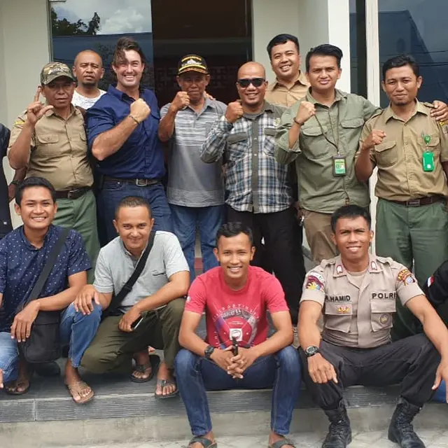 Gagal Tangkap Buaya Berkalung Ban, Ini 7 Potret Matt Wright dengan Tim