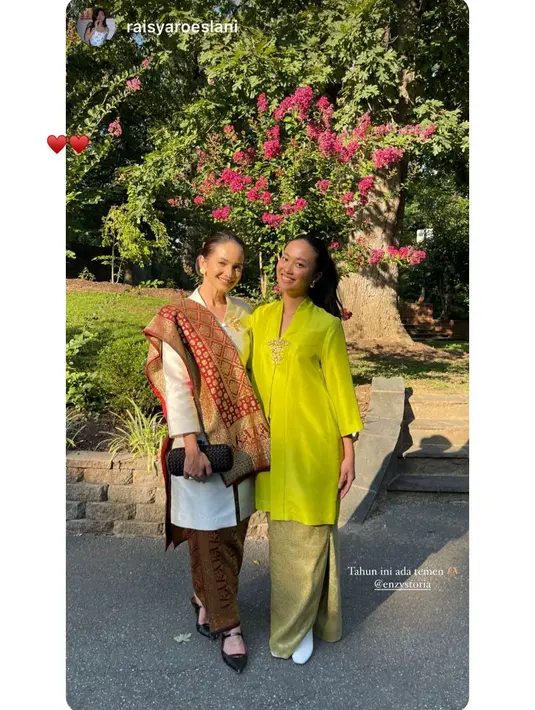 Dipadukan dengan kain songket cokelat tua keemasan sebagai bawahan dan selendang [@enzystoria]